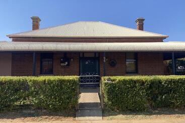 펜션 Perrington Estate