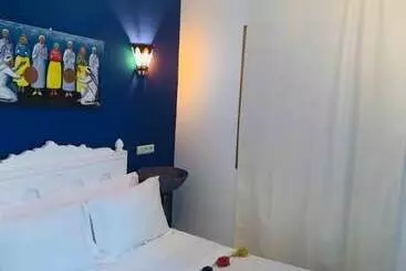 تختخواب و صبحانه Riad Les Miroires