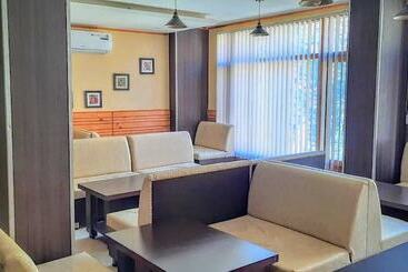 Mahesh Hotel & Restaurant