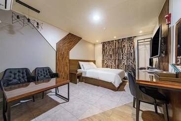 Motel Sokcho Dragonfly