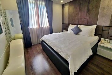 Hanz The Moon Hotel 3