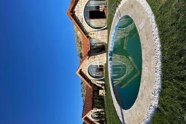 Iznik Tas Mahal Hobbit Evleri