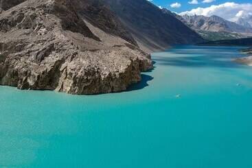 هتل Luxus Hunza Attabad Lake Resort