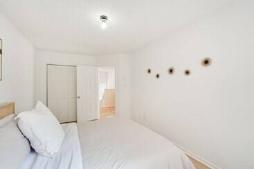 קוטג'' Cozy New York Escape W/ Hot Tub, Sauna & Deck!