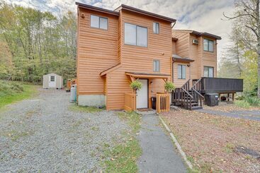 Quinta ou Casa Rural Cozy New York Escape W/ Hot Tub, Sauna & Deck!