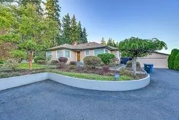 コテージ Enchanting Puyallup Home W/ Spacious Deck!