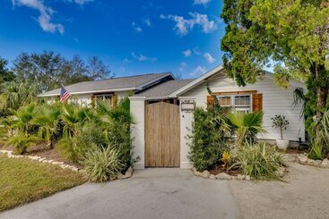 Vakantiehuisje Mount Dora Home: Private Pool, Spa & Tropical Bar!