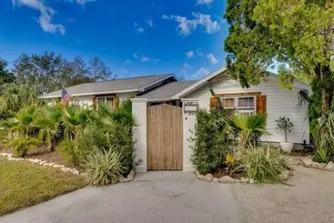 Vakantiehuisje Mount Dora Home: Private Pool, Spa & Tropical Bar!