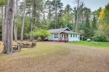 コテージ Peaceful Saint Germain Home W/ Fire Pit!