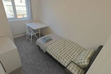 اقامتگاه 4 Bed House In Southampton Ideal For Contractors