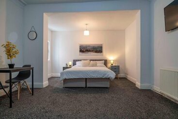 إقامة Lovely 13 Bed House In Coventry