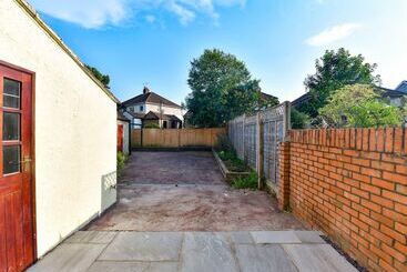 اقامتگاه Stunning 3 Bed House In Cardiff With Free Parking!