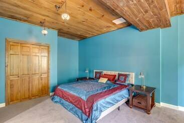 Сельский дом Spacious Lake Lure Family Home W/ Deck & Fire Pit!