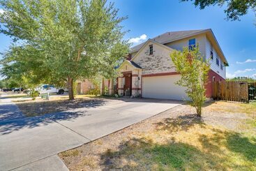 Landhus Pet Friendly Austin Area Home W/ Outdoor Oasis