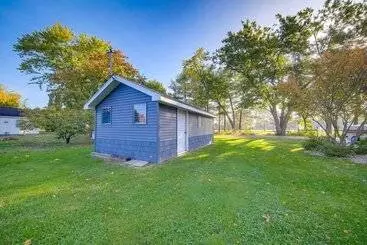 コテージ Tipton Home W/ Private Lakefront & Fire Pits!