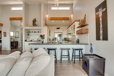 별장 Malibu Retreat W/ Balcony & Mountain Views