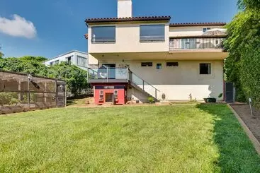 Mökkimajoitus Malibu Retreat W/ Balcony & Mountain Views