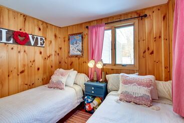 بيت ريفى Nevis Cabin Escape W/ Private Hot Tub!