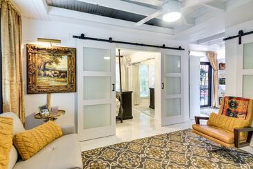 New Smyrna Beach Cottage ~ 1 Mi To Downtown!