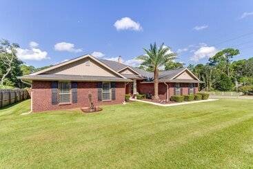Landhus Pensacola Home W/ Private Lanai, 9 Mi To Downtown!