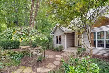Mökkimajoitus Blue Ridge Mountain Retreat: Deck & Sunroom!