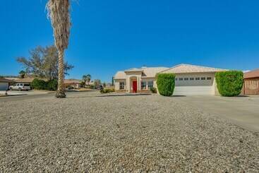 Hus på landet Yucca Valley Home W/ Fire Pit, Grill & Yard Games!