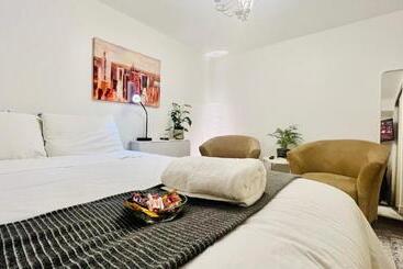 Toronto Bed & Breakfast   Free Parking, Subway Access