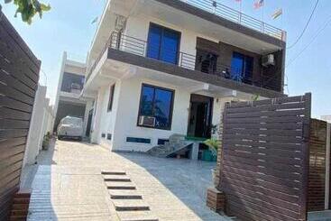 Oyo Flagship Hotel Rocky Residency