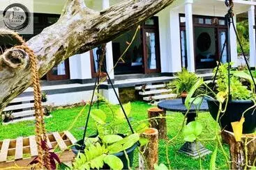 Hotelli The Jini House   Kabalana