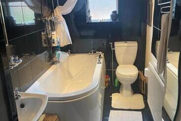 تختخواب و صبحانه Bellhay Orchard