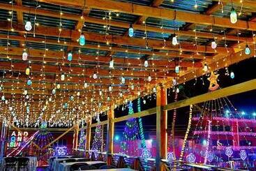 هتل Grand Leone Home Inn