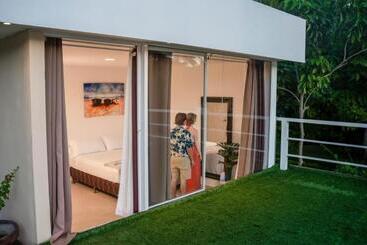 هتل Hostal Las Palmeras