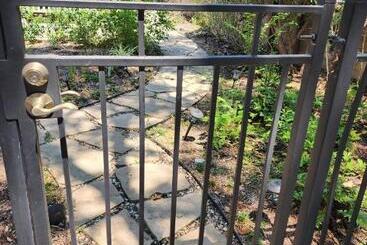 Pensionat Cute & Quiet Garage Apt Home