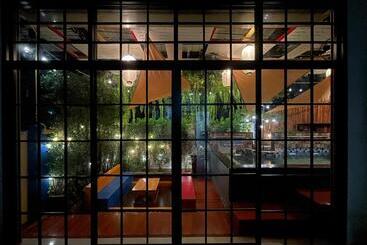 Hostel อีโฮสเทลบ้านช่น