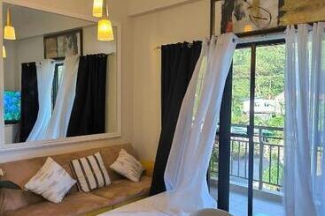 アパートホテル Family Deluxe Suite With Pay Parking