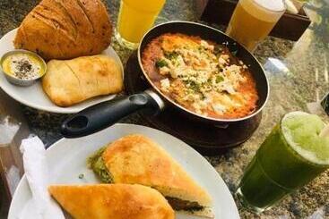 호텔 Sarthi Guest House In Jangpura Bhogal Near Nizamuddin Railway Station