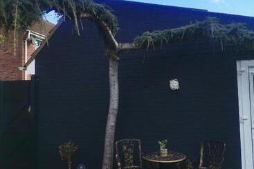 민박 Elmwood Lodge