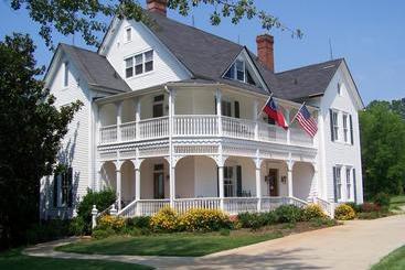 فندق Lake Allatoona Inn