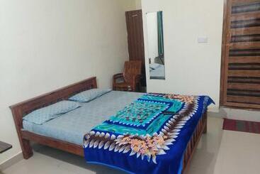 בית מלון כפרי Oyo Navarang Boarding And Lodging