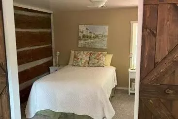 Charming Farmhouse On Working Red Haven Farm