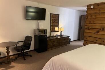 فندق Bridge Inn Tomahawk   1st Floor,1 King Bed,1 Reclining Chair, Walkout, River View