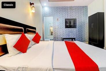 Отель Chivas Inn