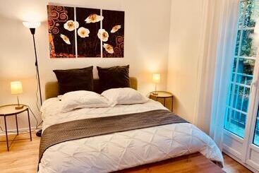 تختخواب و صبحانه Parc De Buc