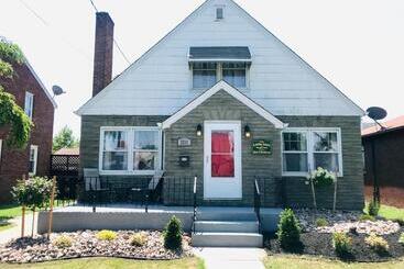 هتل The Little Italy Of Niagara Falls Bed & Breakfast