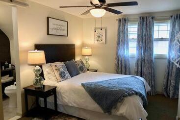 Отель The Little Italy Of Niagara Falls Bed & Breakfast