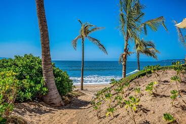 Отель Artist S Retreat @ Marítima Golf 2h