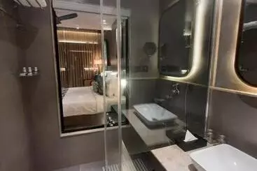 Lomakeskus Flora Misty Falls Athirappilly