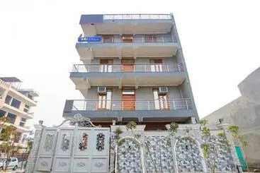 Fabhotel The Signature Inn