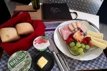 Bed & Breakfast Sinner Studios