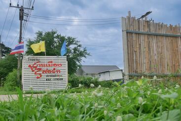 Hotel Chanmuang Resort